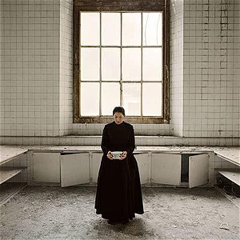 Marina Abramovic'in Rhythm 0 Performans Deneyi Nedir?