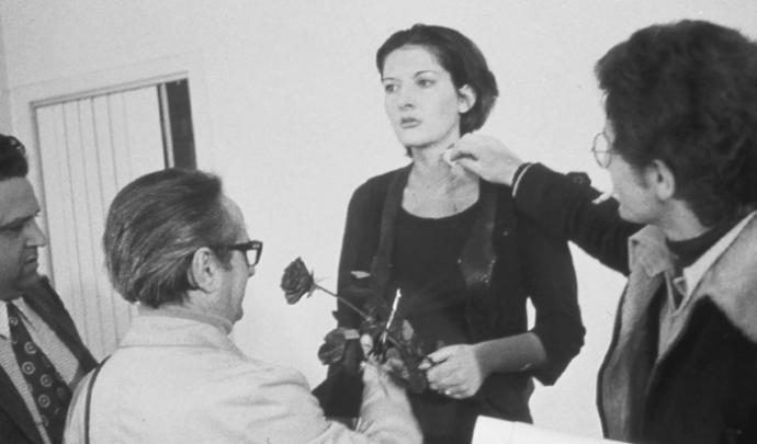 Marina Abramovic'in Rhythm 0 Performans Deneyi Nedir?