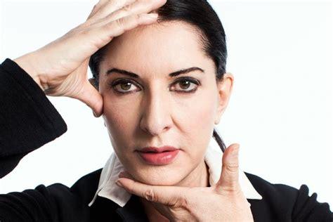 Marina Abramovic'in Rhythm 0 Performans Deneyi Nedir?