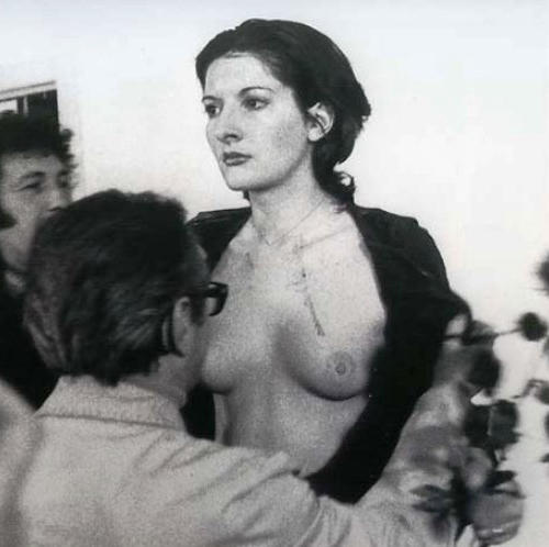 Marina Abramovic'in Rhythm 0 Performans Deneyi Nedir?