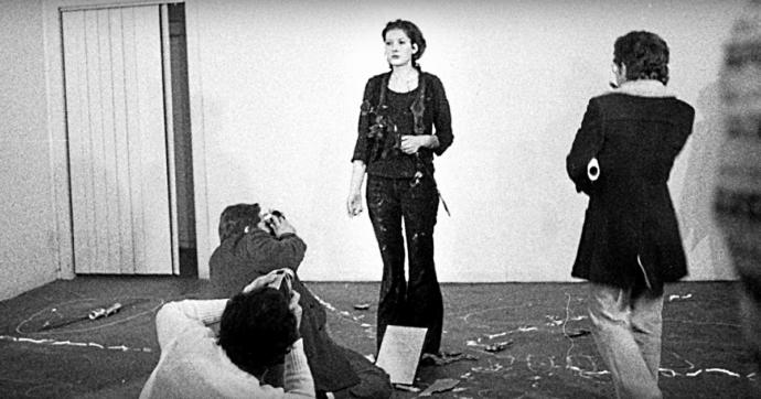 Marina Abramovic'in Rhythm 0 Performans Deneyi Nedir?
