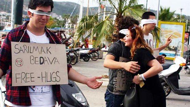 21 Ocak Dünya Sarılma Gününde Tanımadığınız İnsanlara Sarılsanız Başınıza Neler Gelir?
