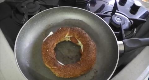 Kahvaltılık Kaşar Peynirli, Sucuklu ve Yumurtalı Simit Tost Nasıl Yapılır?