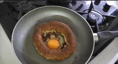 Kahvaltılık Kaşar Peynirli, Sucuklu ve Yumurtalı Simit Tost Nasıl Yapılır?