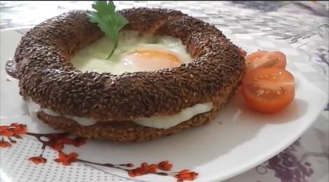 Kahvaltılık Kaşar Peynirli, Sucuklu ve Yumurtalı Simit Tost Nasıl Yapılır?