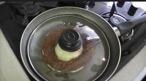 Kahvaltılık Kaşar Peynirli, Sucuklu ve Yumurtalı Simit Tost Nasıl Yapılır?