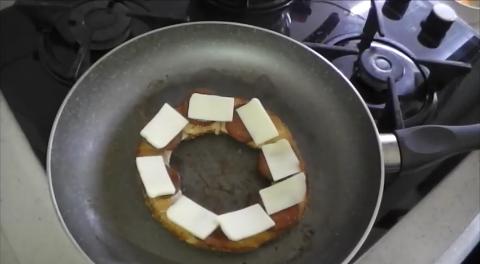Kahvaltılık Kaşar Peynirli, Sucuklu ve Yumurtalı Simit Tost Nasıl Yapılır?