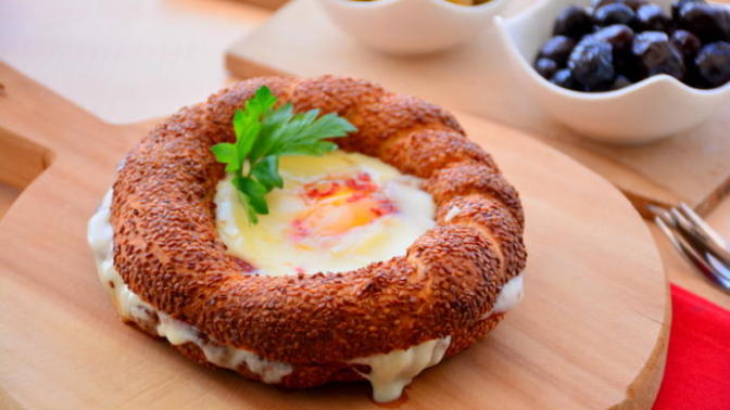 Kahvaltılık Kaşar Peynirli, Sucuklu ve Yumurtalı Simit Tost Nasıl Yapılır?