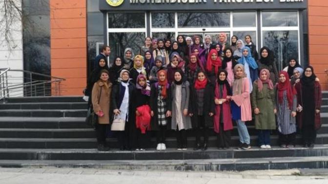 Kızlar Erkeksi Bölümlere Gidince Nasıl Adaptasyon Sağlarlar?