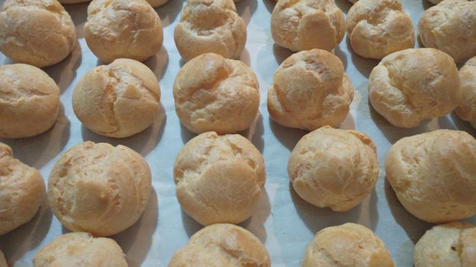 Kabarmış Lezzetli Hamuru, Yumuşacık Krema Dolgusu ve Çikolata Sosu İle Profiterol Nasıl Yapılır?