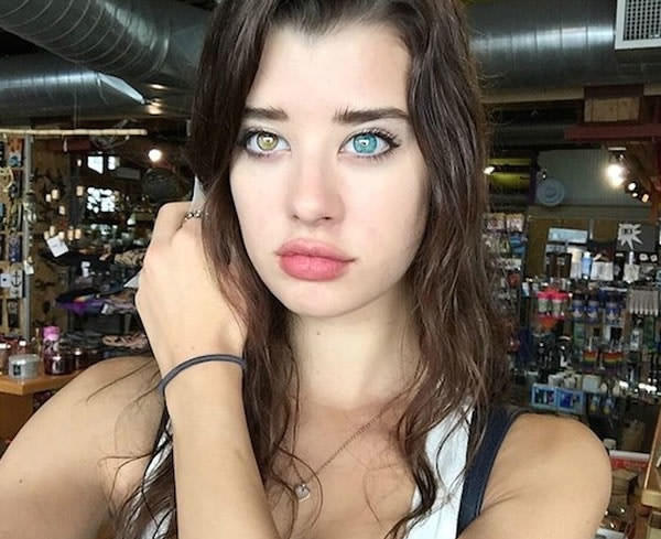 Farklı Göz Renklerine Sahip Seksi Bir Model: Sarah Mcdaniel