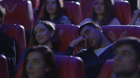 Sinemalarda Karşılaştığımız, Film İzlerken Bizi Filmden Soğutan 5 İnsan Tipi!