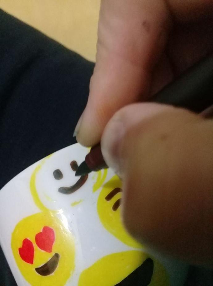 Sıkıcı Porselenlerinizi Emojilerle Renklendirmek İster misiniz?