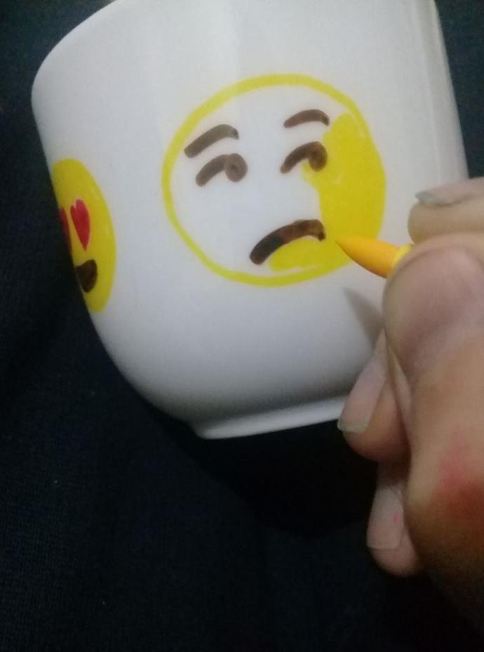 Sıkıcı Porselenlerinizi Emojilerle Renklendirmek İster misiniz?