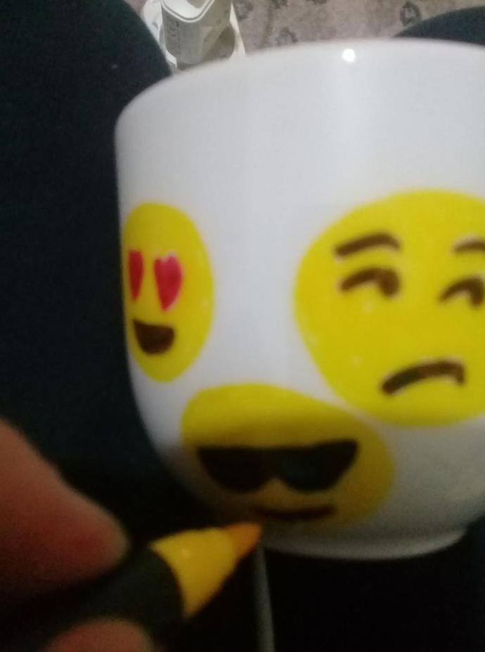 Sıkıcı Porselenlerinizi Emojilerle Renklendirmek İster misiniz?