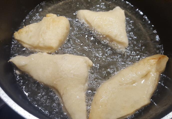 Adı Her Yerde Ayrı, Tadı Aynı: Mis Kokulu Hamur Kızartması Nasıl Yapılır?