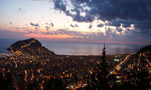 Alanya'da Tatil Yapmak İsteyenlerin Gezip Görmesi Gereken Yerler Nerelerdir?