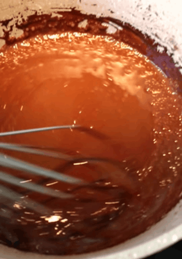 Bir Türlü Ağlayamayan Çikolata Soslu Pasta Nasıl Yapılır?
