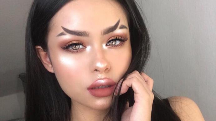 "Şu Kaşları Bir Rahat Bırakın" Dedirtecek Yeni Instagram Modası: Balık Kuyruğu Kaşlar!