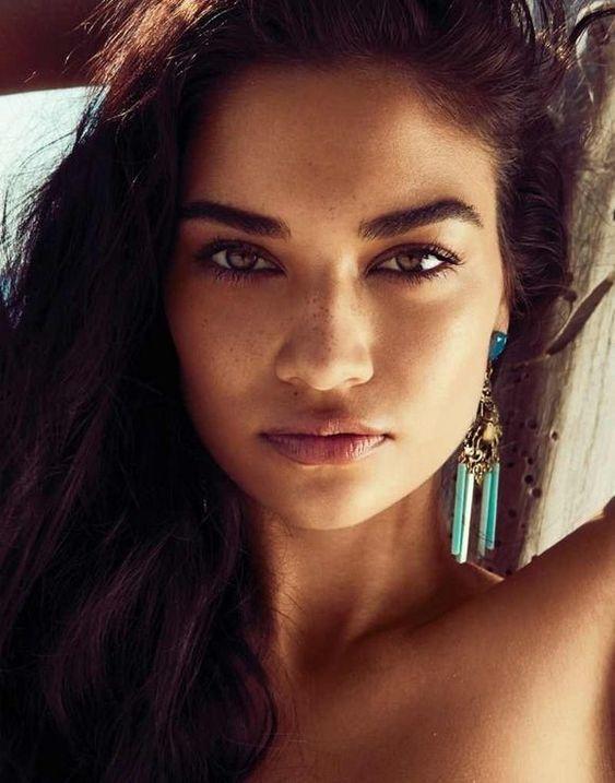 "Şu Kaşları Bir Rahat Bırakın" Dedirtecek Yeni Instagram Modası: Balık Kuyruğu Kaşlar!
