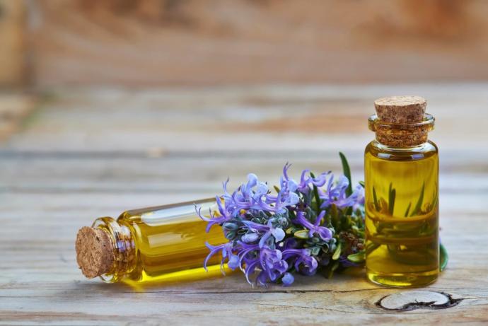 Saçlarınızı Dipten Uca Güçlendirecek Esansiyel Yağ Bakımları!