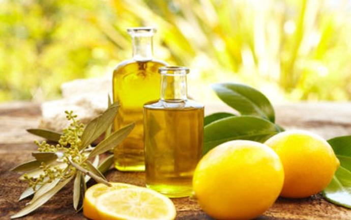 Saçlarınızı Dipten Uca Güçlendirecek Esansiyel Yağ Bakımları!