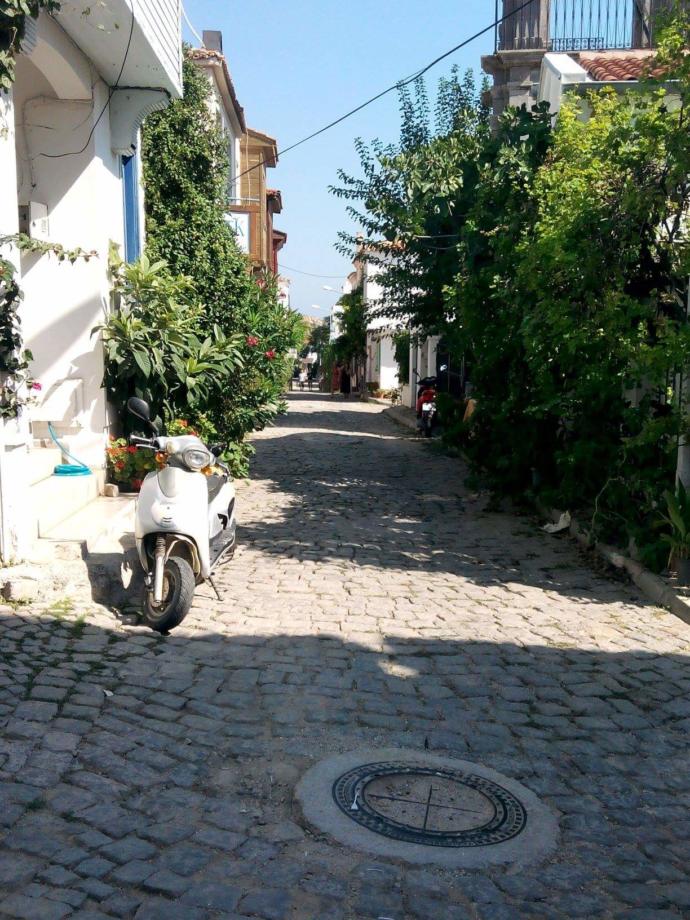Güzel Kumsalları Ve Şaraplarıyla Ünlü Bozcaada!