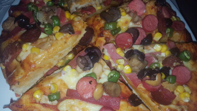 Evde Kendi Pizzanı Kendin Yap: Ev Yapımı Pizza Tarifi!