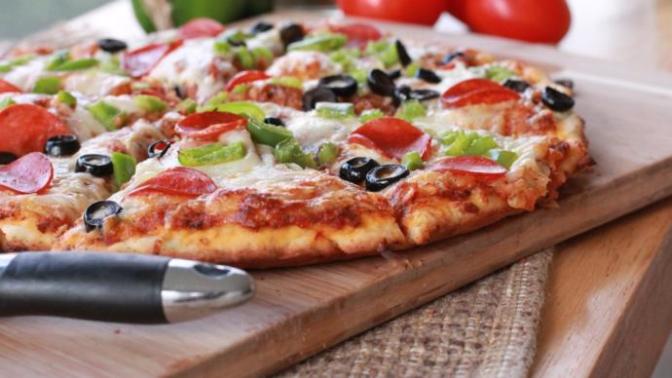 Evde Kendi Pizzanı Kendin Yap: Ev Yapımı Pizza Tarifi!