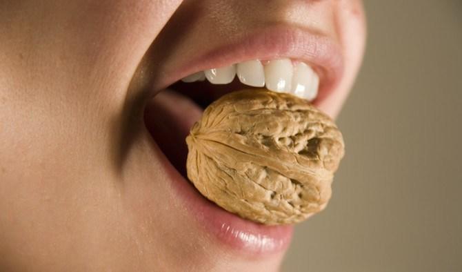 Diş Sağlığını Tehlikeye Atan Alışkanlıklar Nelerdir?