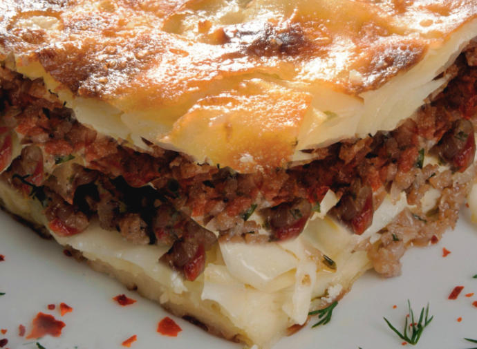 Domatesli Enfes Kıymalı Börek Nasıl Yapılır?
