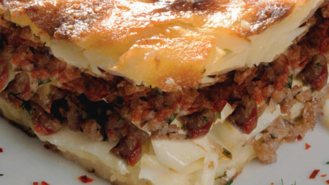 Domatesli Enfes Kıymalı Börek Nasıl Yapılır?