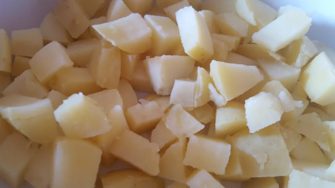 Günün Her Saatinde Yenilebilecek Bir Tat: Patates Salatası Nasıl Yapılır?