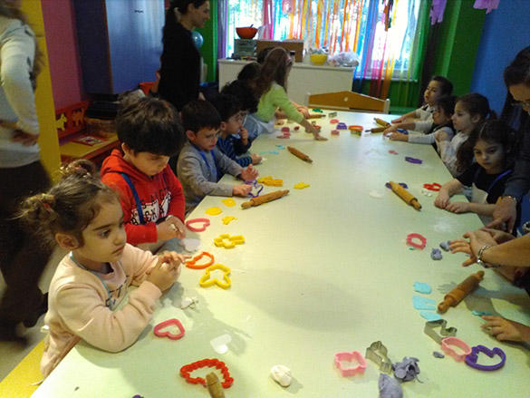 Hem Ebeveynler Hem Çocuklar İçin Keyifli Aktiviteler: Çocuklar Nasıl Oyalanır?