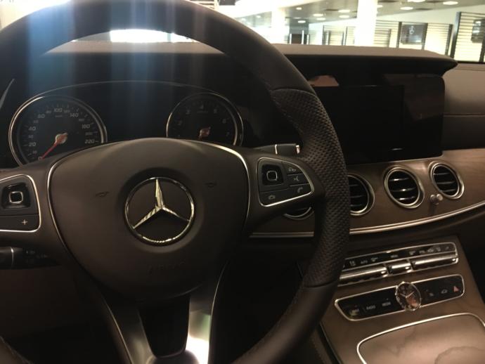 Otomobil Devlerinden Birisi Olan Mercedes-Benz Bayisini Geziyor ve Beğendiğim Modelleri İnceliyorum!