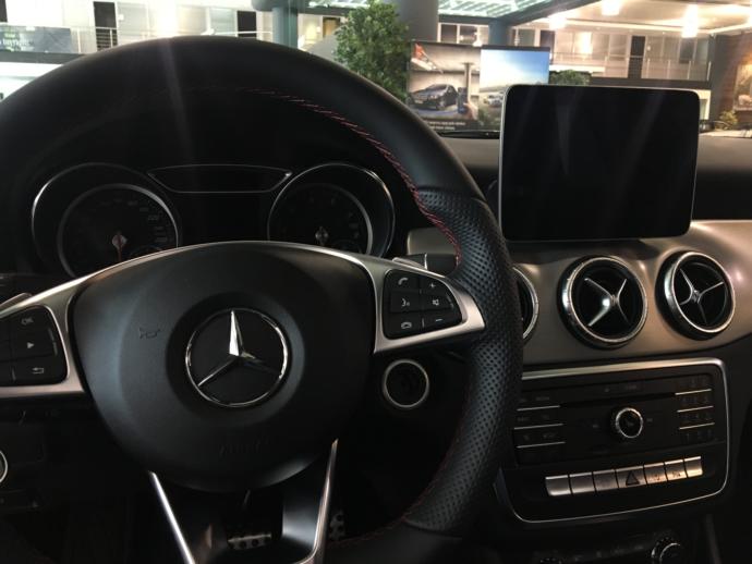 Otomobil Devlerinden Birisi Olan Mercedes-Benz Bayisini Geziyor ve Beğendiğim Modelleri İnceliyorum!