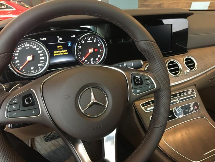 Otomobil Devlerinden Birisi Olan Mercedes-Benz Bayisini Geziyor ve Beğendiğim Modelleri İnceliyorum!