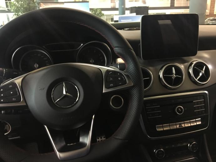 Otomobil Devlerinden Birisi Olan Mercedes-Benz Bayisini Geziyor ve Beğendiğim Modelleri İnceliyorum!