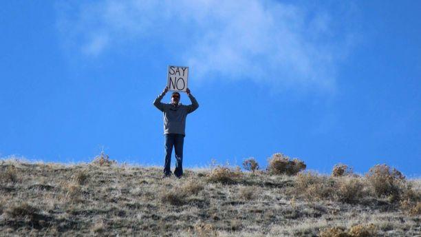 Evlilik Teklifi Esnasında Kızından Ayrılmak İstemeyen Babanın Yaptığı "Hayır De!" Pankartlı Güldüren Şakası!