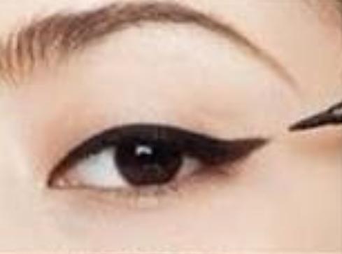 Eyeliner Çekmenin Kolay Yolu Nedir?