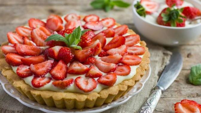 Yumuşacık Çilekli Tart Nasıl Yapılır?