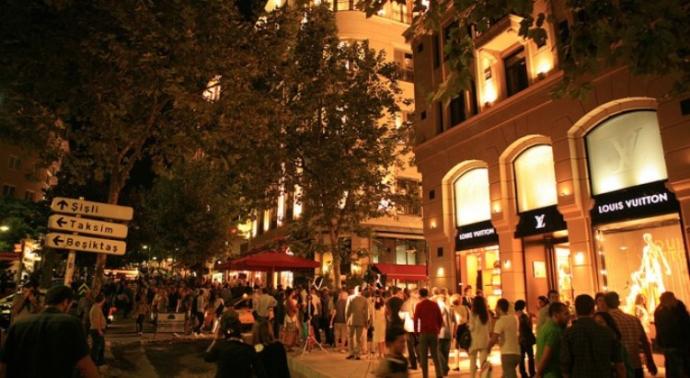 "İğne Atsan Yere Düşmez!" Dediğimiz İstanbul'da Sosyal Hayatın En Aktif Olduğu Yerler