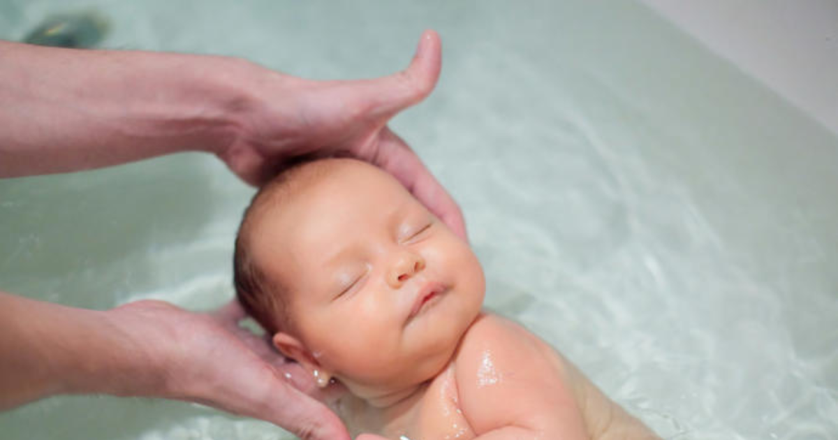Поза для купания младенца. Вода в ушках новорожденных. Купание малыша в 3 месяца. Купание новорожденного в ванной. Новорожденному в ушки попала вода.