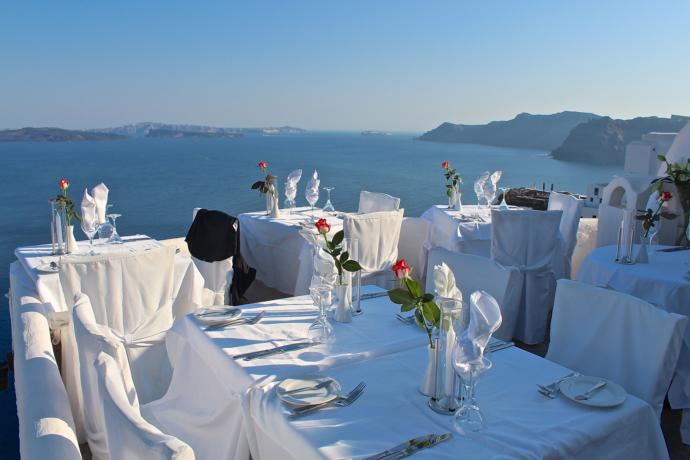 Karşınızdaki Kişiye Mi, Manzaraya Mı Aşık Olduğunuzu Unutturacak Kadar Güzel En Romantik Restoranlar!