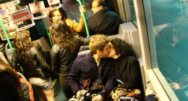 Metrobüslerde Görmeye Alışkın Olduğumuz 9 Yolcu Tipi!