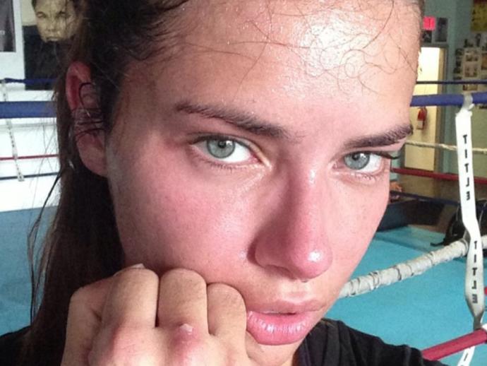 "O Kadar Makyajı Bana Yapsalar Ben de Güzel Olurum!" Diyenler İçin Makyajsız Adriana Lima!