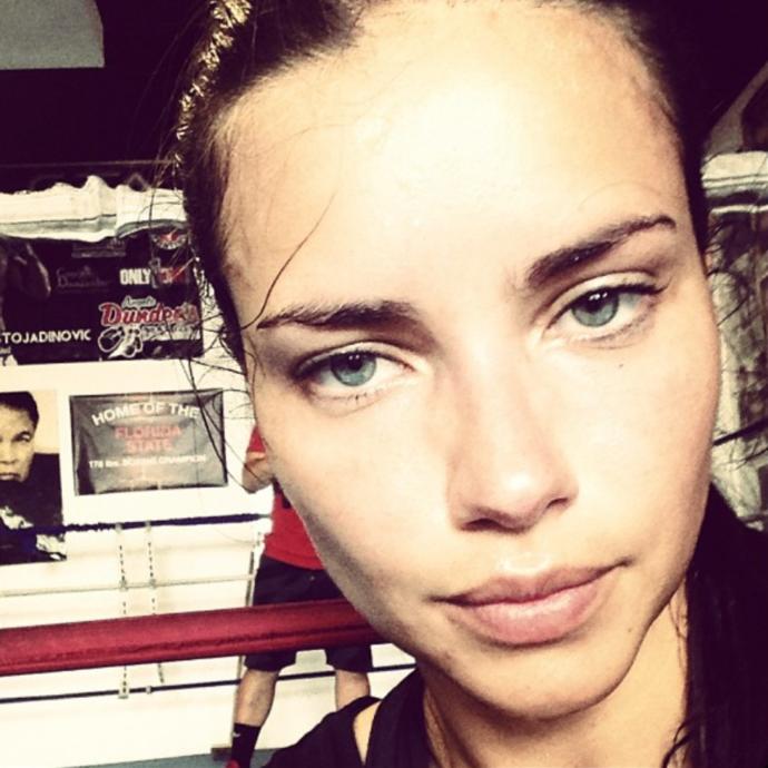 "O Kadar Makyajı Bana Yapsalar Ben de Güzel Olurum!" Diyenler İçin Makyajsız Adriana Lima!