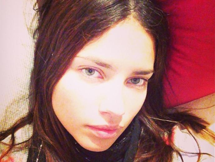 "O Kadar Makyajı Bana Yapsalar Ben de Güzel Olurum!" Diyenler İçin Makyajsız Adriana Lima!
