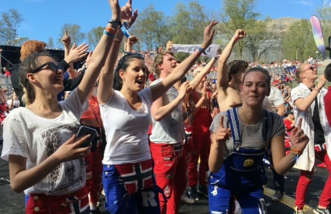 Norveçli Yetkililer Liselilere Kavşaklarda Sevişmemeleri İçin Ricada Bulundu