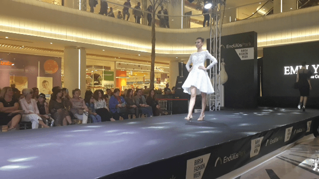 Sezonun Trendlerini Yerinde Görmek İçin Bursa Endülüs Park Fashion Week Moda Defilesine Katıldım!